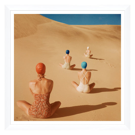 Collection Conde Nast, mannequins assis sur des dunes de sable